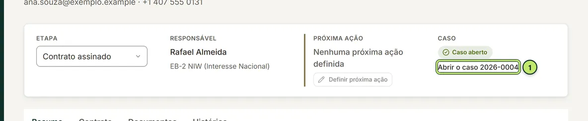 Alto da ficha de um lead já convertido, com o selo Caso aberto e o link para abrir o caso