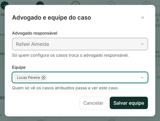 Janela Advogado e equipe do caso aberta por um Paralegal: o campo Advogado responsável está travado, com o aviso Só quem configura os casos troca o advogado responsável