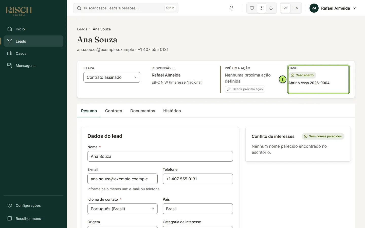 Ficha do lead depois da assinatura, com o selo Caso aberto e o link Abrir o caso