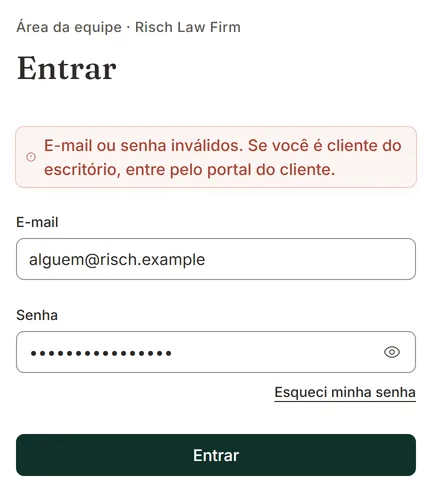 Tela de entrar com a mensagem E-mail ou senha inválidos. Se você é cliente do escritório, entre pelo portal do cliente.