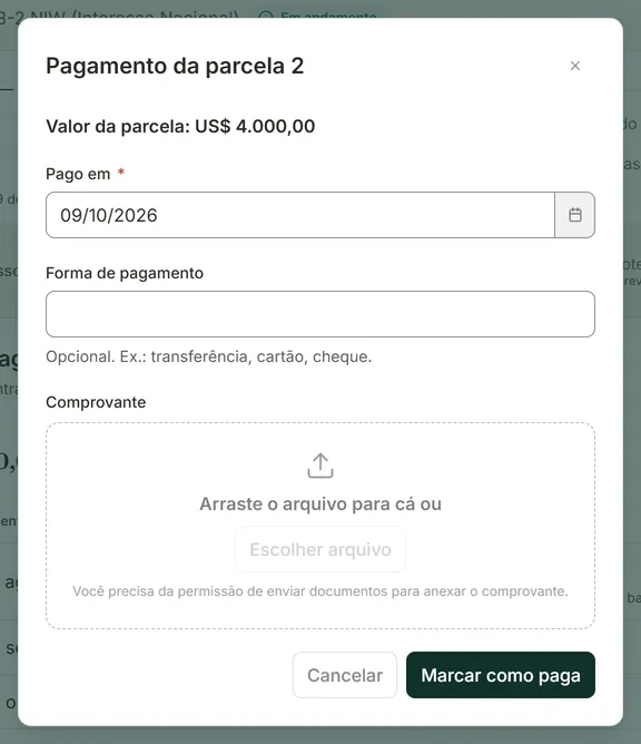 Janela Pagamento da parcela 2 aberta pela Sofia, do Financeiro, com Pago em, Forma de pagamento e a área do comprovante apagada, com o aviso de que ela precisa da permissão de enviar documentos